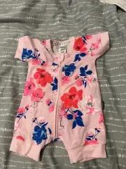 bonds zip romper wondersuit sz 000 roses bnwt (e30