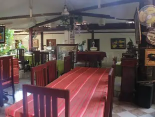 德羅洛和餐館飯店De Loro Inn and Restaurant