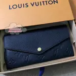 （精品二手）LOUIS VUITTON 路易威登LV 壓紋 SARAH長夾/錢包/手拿包/皮夾M62125