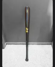 Maple Wood Baseball Bat 33in. BLACK DIAMOND / Gold Detail. Cupped