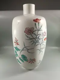 在飛比找樂天市場購物網優惠-日本釉上彩繪 花瓶，花草紋飾遍布瓶身，在白色陶體的襯托下格外