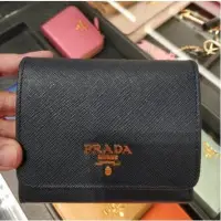 在飛比找Yahoo!奇摩拍賣優惠-【二手正品】 Prada 普拉達 皮夾 經典三角牌LOGO 