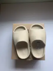 Yeezy slides Kids Bone. Size 9K