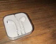 Apple Genuine iPhone iPod Ear Pods Wired 3.5mm Headphone Plug In OEM Brand New