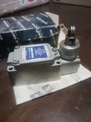 Honeywell 3LS1 Side Roller Plunger Micro Limit Switch