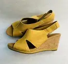 NIB Clarks Nubuck Open Toe Wedge Sandal w/ Backstrap Helio F Yellow Size 8-1/2 M