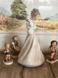 在飛比找Yahoo!奇摩拍賣優惠-Royal Doulton 英國品牌皇家道爾頓瓷偶擺件