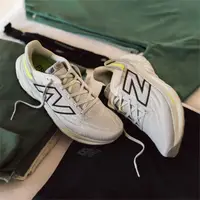 在飛比找PChome24h購物優惠-NEW BALANCE 慢跑鞋 NB1080 V13 灰白螢