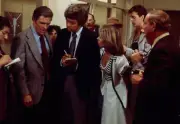 Robert Stack Bob Navarro Jo Ann Harris extras in Most Wanted - 1976 Old Photo 4