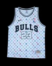 CHICAGO BULLS WHITE AND MULTI-COLOURED MICHAEL JORDAN 23 JERSEY SIZE XL