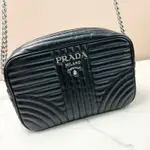 （小資族好入手✨）[二手正品]PRADA 1BH083 皮革相機包 斜背包 黑銀