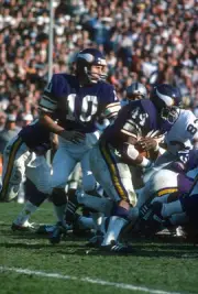 Fran Tarkenton Minnesota Vikings hands the ball off to running bac- Old Photo