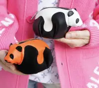 在飛比找Yahoo!奇摩拍賣優惠-Loewe 西班牙奢華皮革 Panda Coin Pouch