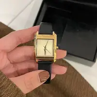 在飛比找Yahoo!奇摩拍賣優惠-微商中古小巧方錶盤手錶女英倫風範皮帶手腕方形女士手錶