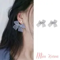 在飛比找momo購物網優惠-【MISS KOREA】韓國設計灰色網紗蝴蝶結珍珠造型夾式耳