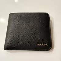 在飛比找蝦皮購物優惠-PRADA 牛皮防刮 男短夾