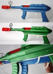 1X RARE VINTAGE 80'S GREEK FRICTION SPACE GUN COMET F 932 SPARKING GREECE NEW !