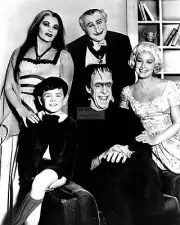"THE MUNSTERS" CAST FROM THE TELEVISION PROGRAM - 8X10 PUBLICITY PHOTO (BB-563)