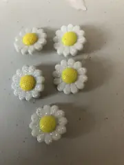 craft embellishments- Set Of 5 Flatbacks Daisies