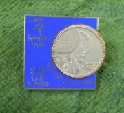 2000 OLYMPIC SPORTS GILT BADGE - WEIGHTLIFTING