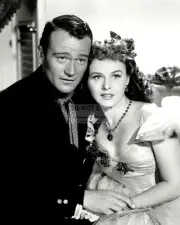 JOHN WAYNE & PAULETTE GODDARD "REAP THE WILD WIND" 8X10 PUBLICITY PHOTO (EP-947)