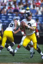 Quarterback Terry Bradshaw Pittsburgh Steelers drops back to p- 1973 Old Photo 1