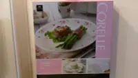 在飛比找Yahoo!奇摩拍賣優惠-美國CORELLE 康寧餐盤花漾派對１０吋平盤+十吋微波蓋 