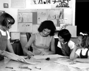 JACKIE KENNEDY HELPS CAROLINE & CLASSMATES IN W.H. SCHOOL - 8X10 PHOTO (DA-572)