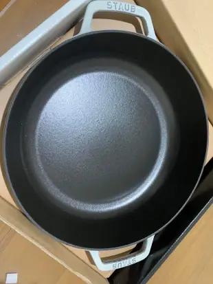 Staub 迴力釘點鑄鐵鍋 淺燉鍋 28cm 松露白  萬用鍋 可煎 可炒 壽喜燒 火鍋 燉飯都適用