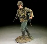 BRITAINS WORLD WAR 2 GERMAN 25063 WAFFEN ADVANCING WITH MP40