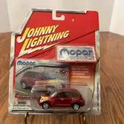 2004 Johnny Lightning Mopar #21 2002 Chrysler PT Cruiser NIBlister Card