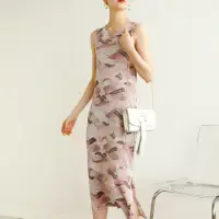 在飛比找momo購物網優惠-【羽生摺衣】i摺衣-日系 渲染 印波浪 背心洋裝(共二色)