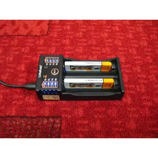 日本製，Panasonic 1.2V 900mAh 原廠口香糖電池，可用在CD、MD隨身聽，兩顆電池+充電器特價