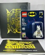 LEGO 2019 DC ZEBRA BATMAN MINIFIGURE SDCC OG BOX COMMEMORATIVE PIN 50th YEAR
