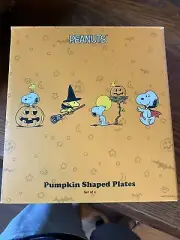 NEW SET OF PEANUTS SNOOPY PUMPKIN SHAPED SALAD/DESSERT PLATES WITH FREE SHIPPING