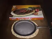 Cantina Fajita Skillet Oval Cast Iron with Wicker Trivet 10 inch ols stock 1993