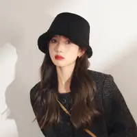 在飛比找ETMall東森購物網優惠-韓版雙面戴女生鹿皮絨防寒水桶帽
