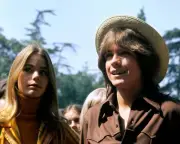 DAVID CASSIDY & SUSAN DEY ON SET OF "THE PARTRIDGE FAMILY" - 8X10 PHOTO (OP-870)