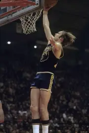 Rick Barry Golden State Warriors lays the ball in for two points - 1974 Photo