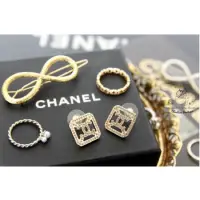 在飛比找蝦皮購物優惠-Chanel 銀色鑲鑽鏤空耳環