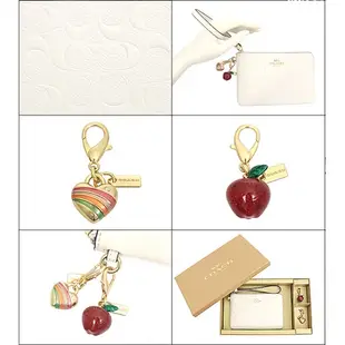 【COACH】彩虹愛心X紅蘋果X白色皮革浮雕LOGO手拿包禮盒組