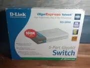 D-Link 5-Port Gigabit Ethernet Port Network Desktop Switch DGS-1005D W/ Adapter