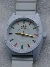 在飛比找Yahoo!奇摩拍賣優惠-Adidas 愛迪達白色運動石英錶+原廠白色矽膠錶帶有使用磨