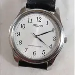 ੈ✿ 精工 SEIKO 男用石英錶 日本原廠機芯 大三針 銀白色阿拉伯數字錶盤 原廠皮錶帶 品相佳 走時精準 簡約有型