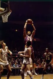 Wilt Chamberlain Of The Los Angeles Lakers Grabs The Rebound 1975 OLD PHOTO