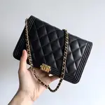 CHANEL 小牛皮荔枝紋 黑色 BOY CHANEL 金鏈釦CC LOGO WOC A80287 現貨包