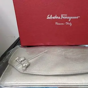 [二手] Salvatore Ferragamo 牛皮 品牌金色LOGO 蝴蝶結 拉鍊長夾 (NAVY)