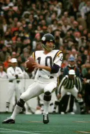 Fran Tarkenton Minnesota Vikings drops back to pass v the Miami D- 1974 Photo 3