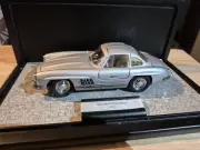 Franklin mint 1954 Mercedes Benz 300 sl 1:24 diecast replica with display case.