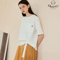 在飛比找momo購物網優惠-【OUWEY 歐薇】品牌刺繡後開衩落肩上衣(白色；S-L；3